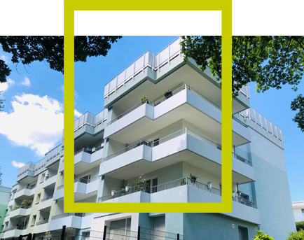 Weißer Wohnblock mit Balkonen (Foto)