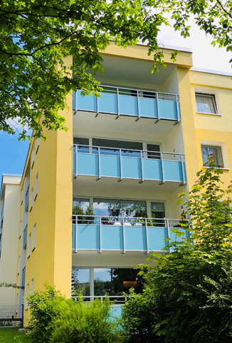 Yellow appartment building (Foto)