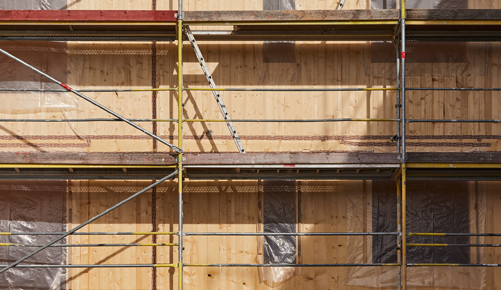 Exterior view wood panelling with scaffold (Foto)