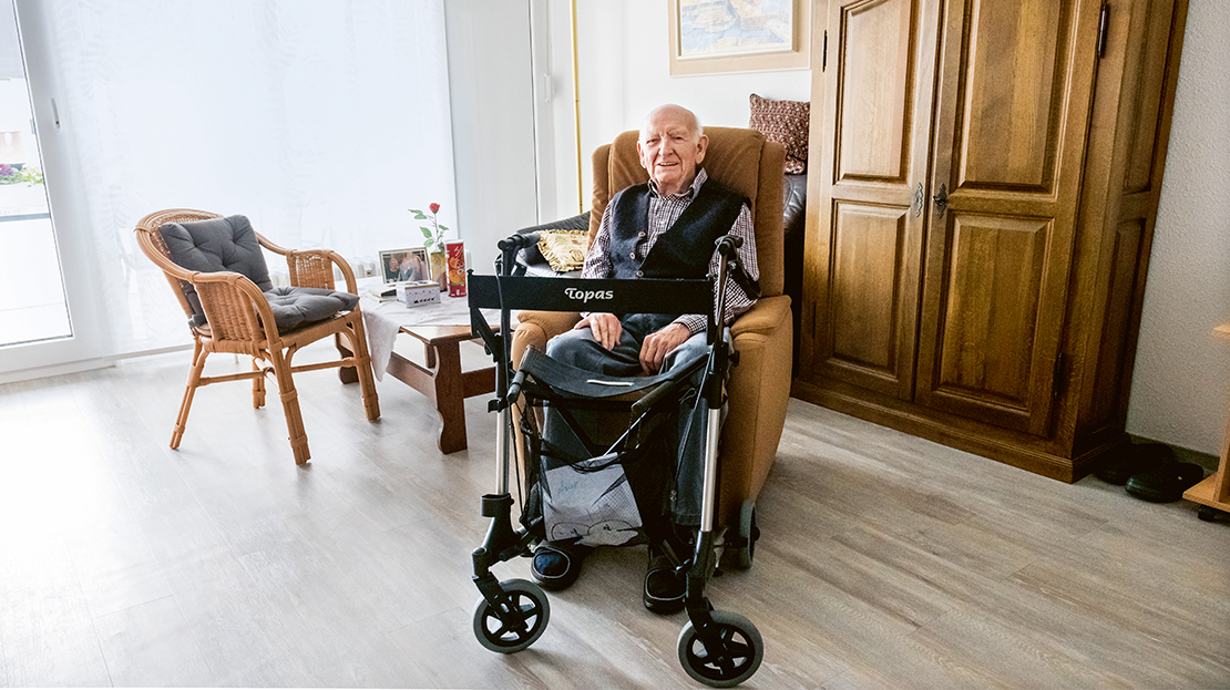 Old man in a chairr (photo)