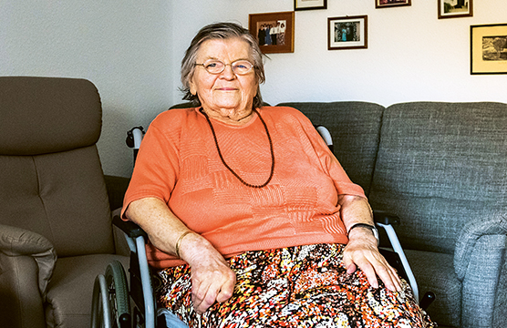 Old lady in a chairwheel (photo)