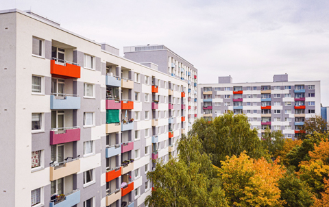 Wohnblock mit Balkonen (Foto)