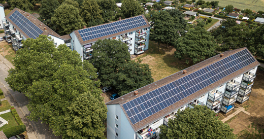 Wohnblock mit Solarpanels (Foto)