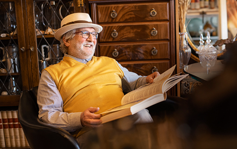 Lesender Mann mit Hut (Foto)